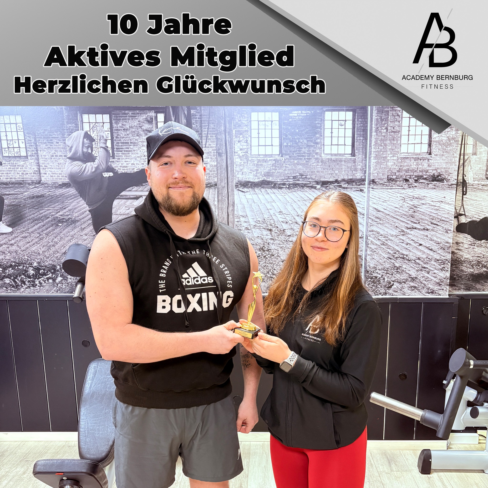 10 Jahre aktives Mitglied

Auch Robin erhielt seine besondere Auszeichnung. Diesmal persönlich übergeben von Mira. Seit über 10 Jahren nimmt er aktiv am Studioalltag teil. Wir sind stolz, diese Auszeichnung übergeben zu können und freuen uns auf viele weitere Jahre zusammen.

#10jahre #bernburg #salzlandkreis #fitnessmotivation #10jahre❤️ #treue #mitglieder #bernburg_bilder #mitglied #treueseele #bernburgsaale #bernburger #gymfit #fitness #10jahrejubiläum #gym #TreueA... Mehr anzeigen