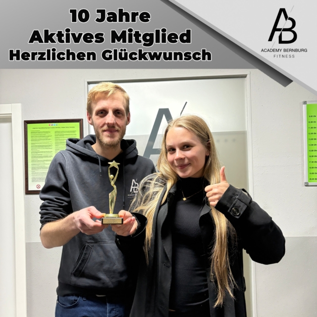 10 Jahre aktives Mitglied

Eine ganz besondere Auszeichnung durfte heute Emma entgegennehmen. Christian übergab ihr den Pokal zur 10 Jahre Mitgliedschaft. 

Vor über 10 Jahren startete Emma bei uns als Mitglied. Stetig entwickelte Emma sich weiter und schaffte es, sich über die Kurse bis hin zur Cheftrainerin des Thai-Boxens zu etablieren. Ein ganz besonderer Weg, der die Möglichkeiten von hartem, intensivem und leidenschaftlichem Training aufzeigt. Wir sind stolz, diese Auszeichnung übergeben zu können, und freuen uns auf viele weitere Jahre zusammen. 

@emmalotta.gmt 

 #fitness #gymfit #bernburgandersaale #gym #fitnessmotivation #bernburgsaale #team #teamwork #freiheitleben #fitnessfreaks #freiheitimkopf #gymlife #gymfreak #bernburgerleben #treueseele #academy #thaiboxen #thaiboxen #coach #coaches #entwicklung #Entwicklung #entwicklungsförderung #entwicklungssprünge