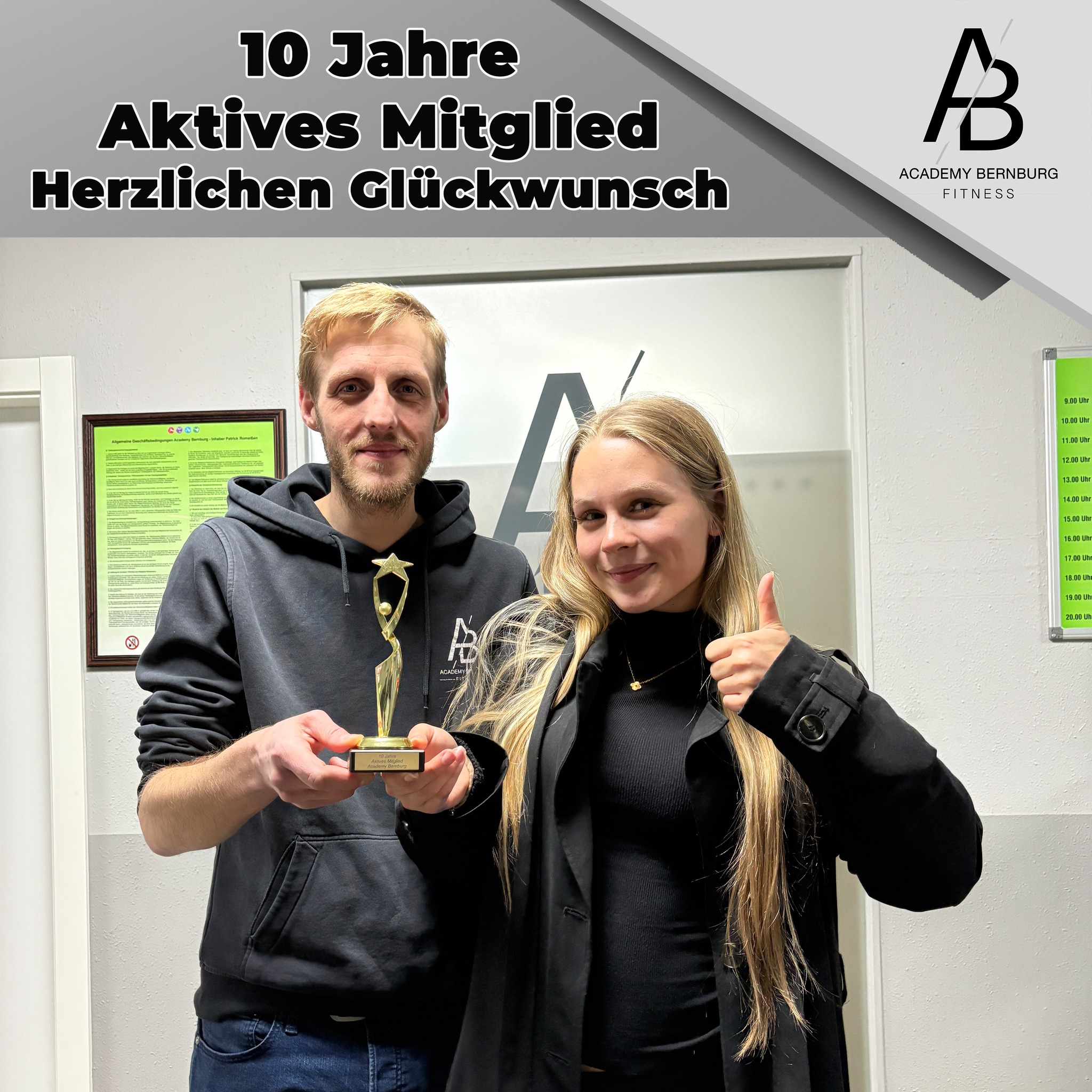10 Jahre aktives Mitglied

Eine ganz besondere Auszeichnung durfte heute Emma entgegennehmen. Christian übergab ihr den Pokal zur 10 Jahre Mitgliedschaft. 

Vor über 10 Jahren startete Emma bei uns als Mitglied. Stetig entwickelte Emma sich weiter und schaffte es, sich über die Kurse bis hin zur Cheftrainerin des Thai-Boxens zu etablieren. Ein ganz besonderer Weg, der die Möglichkeiten von hartem, intensivem und leidenschaftlichem Training aufzeigt. Wir sind stolz, diese Auszeichnung übergeben zu können, und freuen uns auf viele weitere Jahre zusammen. 

@emmalotta.gmt 

 #fitness #gymfit #bernburgandersaale #gym #fitnessmotivation #bernburgsaale #team #teamwork #freiheitleben #fitnessfreaks #freiheitimkopf #gymlife #gymfreak #bernburgerleben #treueseele #academy #thaiboxen #thaiboxen #coach #coaches #entwicklung #Entwicklung #entwicklungsförderung #entwicklungssprünge