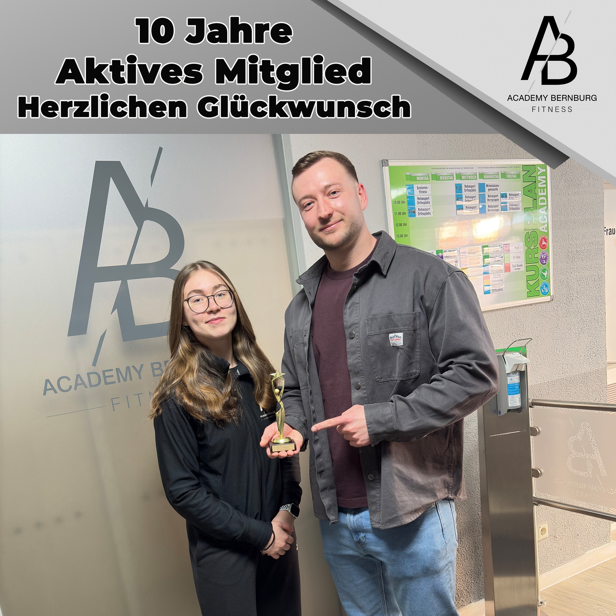 10 Jahre aktives Mitglied

Der nächste, der seine persönliche Auszeichnung von Mira entgegennehmen darf, ist Tim. Seit über 10 Jahren nimmt er aktiv am Studioalltag teil.

Wir sind stolz, diese Auszeichnung übergeben zu können und freuen uns auf viele weitere Jahre zusammen.

#bernburgsaale #bernburg_bilder #mitglieder #gymfit #fitness #treueseele #team #bernburg #gym #treue #bernburgerleben #event #fitnessmotivation #bernburger #salzlandkreis #mitglied #academy #treuekunden #bernburgandersaale #10jahre #TreueAktion #10jahre❤️ #10jahrejubiläum #gymmotivation #stolzundglücklich #teamgeist #fitnessfun #fitnessfreaks #fitnesslifestyle #teamwork