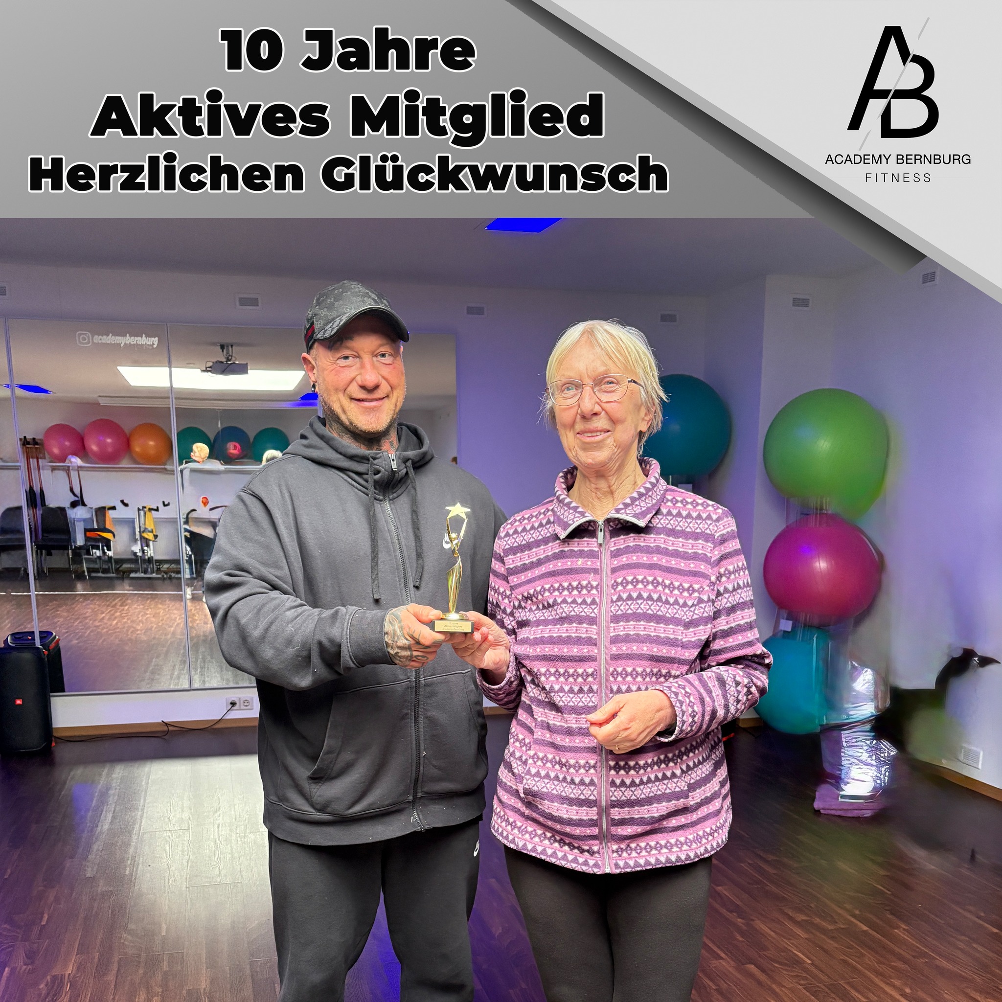 10 Jahre aktives Mitglied 

Barbara erhielt heute ihre besondere Auszeichnung vom Chef persönlich. Seit über 10 Jahren nimmt sie aktiv am Studioalltag teil. 

Wir sind stolz, diese Auszeichnung übergeben zu können und freuen uns auf viele weitere Jahre zusammen.

 #bernburgsaale #academy #bernburgerleben #bernburger #salzland #bernburg #salzlandkreis #bernburg_bilder #bernburg #bernburgsaale #gym #gymrat #gymfit #fitness #fitnessmotivation #10jahrejubiläum #10jahre❤️ #10jahre