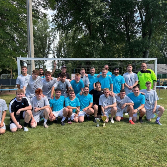NACHBERICHT | ACADEMY CUP II ⚽🐾

Was für ein großartiger Fußballsonntag! Am 21.06.2026 fand auf der Sportanlage des TSV Preußlitz unser zweiter ACADEMY CUP statt – und das erneut für einen guten Zweck: Für das Tierheim Plömnitz (@tierheim_ploemnitz). 🐾❤️

Trotz des wechselhaften Wetters ließen sich zahlreiche Zuschauerinnen und Zuschauer den Spaß nicht nehmen und sorgten den gesamten Tag über für eine tolle Atmosphäre. Gemeinsam mit dem  @tsv_preusslitz und @kidsevbernburg  konnten wir ein schönes Event für die ganze Familie auf die Beine stellen und zeigen, wie Sport Menschen verbindet.

Auf dem Spielfeld kämpften insgesamt acht Mannschaften um den Turniersieg. Dabei standen Teamgeist und der gemeinsame Einsatz für das Tierheim Plömnitz im Mittelpunkt. Genau das macht den Academy Cup aus: Fußball spielen und gleichzeitig etwas Gutes bewirken.

🏆 Die Platzierungen des ACADEMY CUP II:�
🥇 Academy Bernburg – Titel erfolgreich verteidigt!�
🥈 KIDS e.V. – Starker 2. Platz bei der ersten Turnierteilnahme.�
🥉 City Barbier – Ebenfalls bei ihrem Debüt direkt auf das Podium.

Herzlichen Glückwunsch an alle Teams für ihre sportlichen Leistungen und ein großes Dankeschön an alle Helferinnen und Helfer, Partner, Unterstützer sowie die vielen Besucher vor Ort.

Wir bedanken uns beim TSV Preußlitz für die Gastfreundschaft und die Organisation. 

🐶 Besonders stolz sind wir darauf, dass der gesamte Academy Cup II dem Tierheim Plömnitz zugutekommt. Die genaue Spendensumme werden wir nach der offiziellen Spendenübergabe bekannt geben.

Vielen Dank an alle, die diesen Tag möglich gemacht haben. Gemeinsam haben wir gezeigt, dass Fußball mehr sein kann als nur ein Spiel. ❤️⚽🐾

#AcademyCup #AcademyCupII #AcademyBernburg #TierheimPlömnitz #Spendenaktion #FußballFürDenGutenZweck #Bernburg #Preußlitz #TSVPreußlitz #KidsEV #CityBarbier #Freizeitfußball #GemeinsamStark #Fußballverbindet
