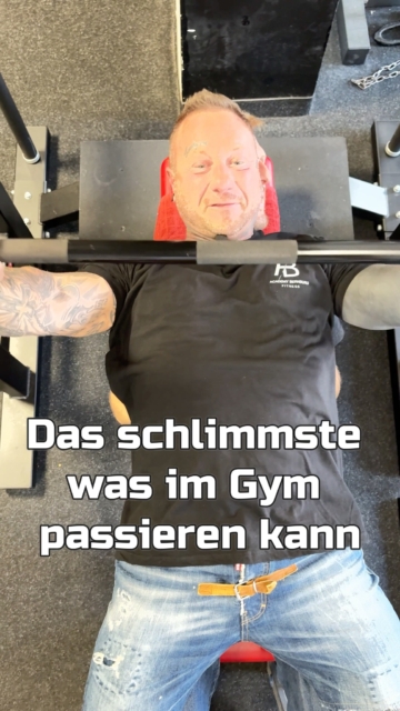 Das Schlimmste, was dir im Gym passieren kann … 😂🏋️‍♂️

Du fragst höflich, wie viele Sätze noch fehlen – und zwei Sekunden später bist du deine Bank los. Seine Reaktion sagt einfach alles! 💀

Jetzt seid ihr gefragt: Wer war im Recht – Patrick oder Christian? 👀 Schreibt euer Urteil in die Kommentare und markiert den Trainingspartner, der genauso eiskalt wäre! 👇

Trainiere in deinem 24/7-Fitnessstudio in Bernburg:
💚 Aktionstarif: nur 6,50 € pro Woche
✅ Keine Gebühren
✅ Keine Pauschalen
⏰ Täglich 24 Stunden geöffnet
Academy Bernburg – dein Training, deine Zeit, deine Community. 💪
#AcademyBernburg #FitnessBernburg #Bernburg #GymHumor #Bankdrücken