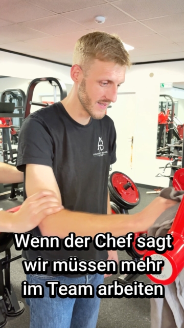 Wenn der Chef „mehr Teamarbeit“ verlangt … und plötzlich packen wirklich ALLE mit an. 😂💪
Bei wem im Team würde das genauso enden? 👀 Markiere deinen Gym-Buddy und schreib „TEAM“ in die Kommentare, wenn ihr euch beim Training gegenseitig pusht! 👇
Du suchst ein Fitnessstudio in Bernburg, in dem Training, Motivation und Community zusammengehören?
💚 Aktionstarif: nur 6,50 € pro Woche
✅ Keine Gebühren
✅ Keine Pauschalen
⏰ Täglich 24 Stunden geöffnet
📲 Tippe jetzt auf unser Profil und starte dein Training in der Academy Bernburg!
#AcademyBernburg #FitnessBernburg #GymBernburg #Bernburg #BernburgSaale #Salzlandkreis #SachsenAnhalt #GymHumor #Teamwork #GymBuddy #24StundenGym #FitnessMotivation