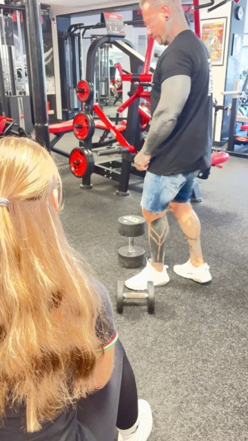 Mira braucht die 40er für Bizeps … nur wessen Bizeps, hat sie nicht gesagt. 😂💪
Der Blick, als ihm klar wird, dass er jetzt selbst liefern muss: unbezahlbar. 😅
Hand aufs Herz: Hättest du Mira die 40er auch gebracht? 👀 Markiere deinen Gym-Buddy, der große Ansagen macht – und dich am Ende die Wiederholungen machen lässt! 👇
Trainiere in deinem 24/7-Fitnessstudio in Bernburg:
💚 Aktionstarif: nur 6,50 € pro Woche
✅ Keine Gebühren oder Pauschalen
⏰ Täglich 24 Stunden geöffnet
Folge uns für mehr Gym-Humor, Motivation und echte Momente aus der Academy Bernburg! 🔥
#AcademyBernburg #FitnessBernburg #Bernburg #GymBernburg #Salzlandkreis #GymHumor #Bizeps #Krafttraining #FitnessMotivation #24StundenGym #BernburgSaale #ReelsDeutschland