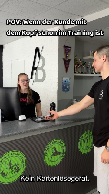Mit dem Kopf schon im Training … und für den Service kein Ohr mehr frei. 😂🎧
„Kein Kartenlesegerät.“
Gesagt, wiederholt – trotzdem nicht angekommen. Wenn der Trainingsfokus schon vor dem ersten Satz komplett übernimmt. 💪
Wer ist bei euch schon an der Rezeption im absoluten Trainings-Tunnel? Markiert die Person! 👇
Trainiere in deinem 24/7-Fitnessstudio in Bernburg:
💚 Aktionstarif: nur 6,50 € pro Woche
✓ Keine Gebühren
✓ Keine Pauschalen
⏰ Täglich 24 Stunden geöffnet
Tippe jetzt auf unser Profil und starte dein Training in der Academy Bernburg!
#AcademyBernburg #FitnessBernburg #GymBernburg #Bernburg #Salzlandkreis #GymHumor #FitnessHumor #Trainingsfokus #Training #Workout #ReelsDeutschland